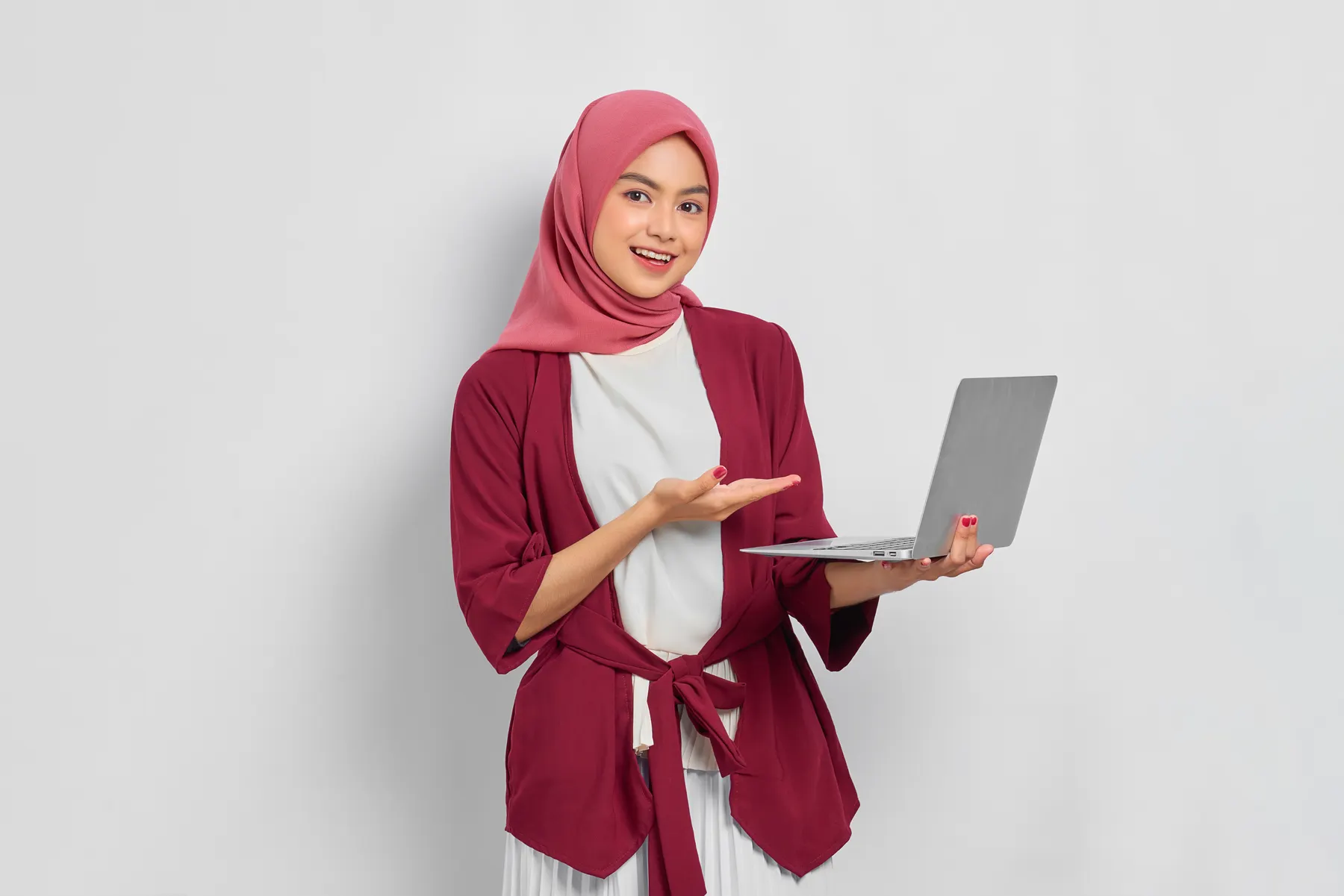 Ilustrasi perempuan berhijab memegang laptop untuk belajar fleksibel